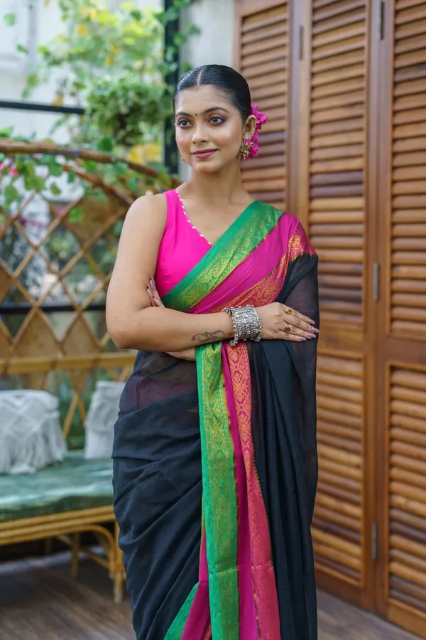 Black_100%_Pure_Mul_Cotton_Trending_Woven_Zari_Border_Saree_With_Blouse_For_Women