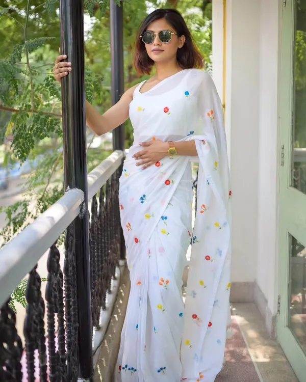 White_Cotton_Floral_Embroidered_Saree_For_Women
