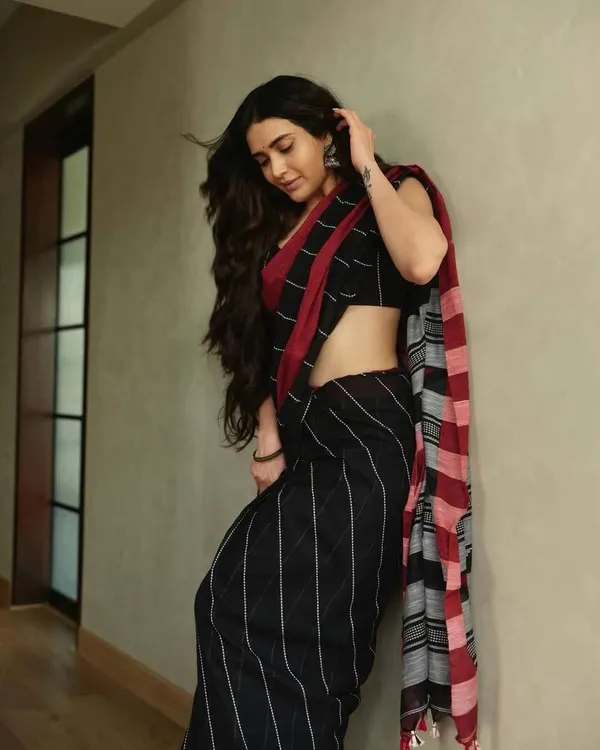 Black_Handloom_Cotton_Striped_Border_Tassel_Saree_For_Women