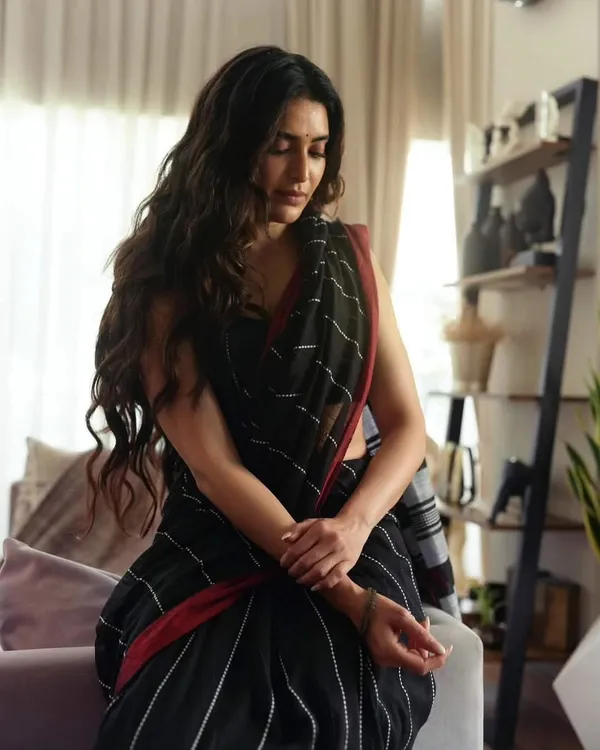 Black_Handloom_Cotton_Striped_Border_Tassel_Saree_For_Women