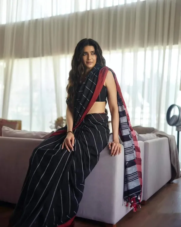 Black_Handloom_Cotton_Striped_Border_Tassel_Saree_For_Women