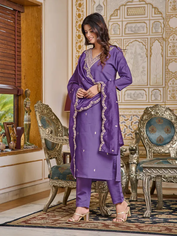 Lavander_Luxe_Embroidered_kurti_with_pant_and_Dupatta_For_Women