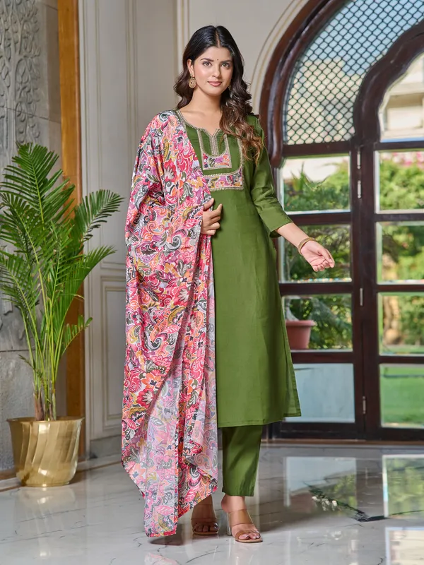 Emerald_Charm_Embroidered_Kurti_with_Dupatta_For_Women