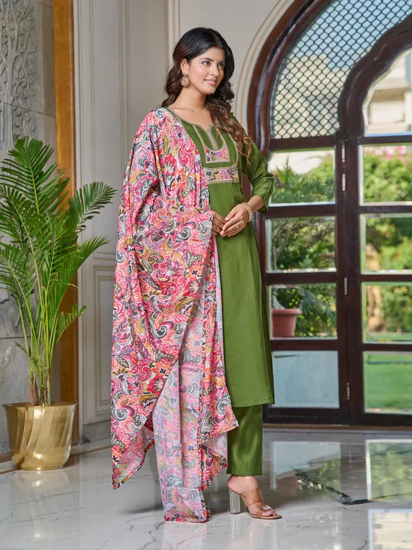 Emerald_Charm_Embroidered_Kurti_with_Dupatta_For_Women