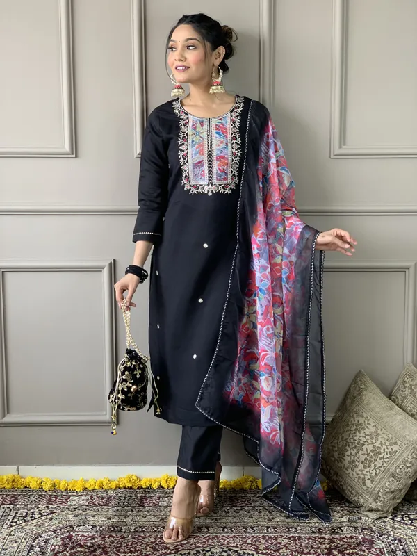 Women's_Black_Rayon_Slub_Embroidered_Straight_Kurta_Set_with_Rayon_Slub_Pant_and_Organza_Printed_Dupatta