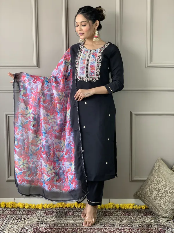 Women's_Black_Rayon_Slub_Embroidered_Straight_Kurta_Set_with_Rayon_Slub_Pant_and_Organza_Printed_Dupatta