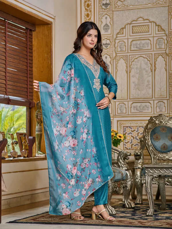 Floral_Fusion_Viscose_Embroidered_Kurti_with_pant_and_Dupatta_For_Women