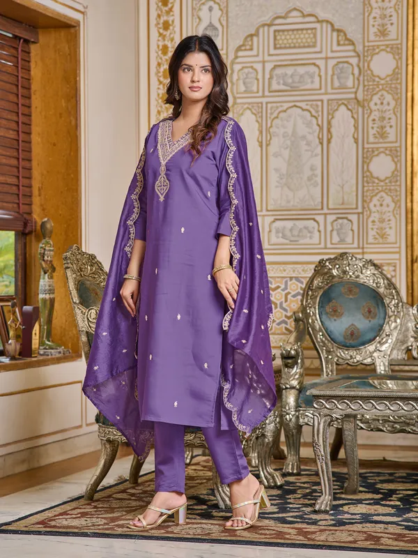 Lavander_Luxe_Embroidered_kurti_with_pant_and_Dupatta_For_Women