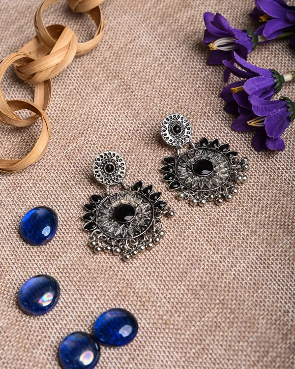 Oxidized_Silver-Toned_Kundan-Style_Drop_Earrings_with_Black_Stones