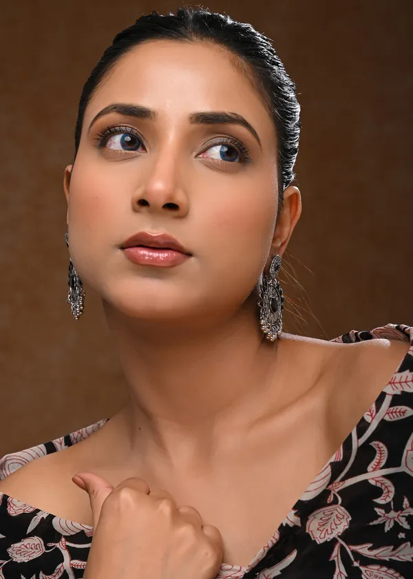 Oxidized_Silver-Toned_Kundan-Style_Drop_Earrings_with_Black_Stones