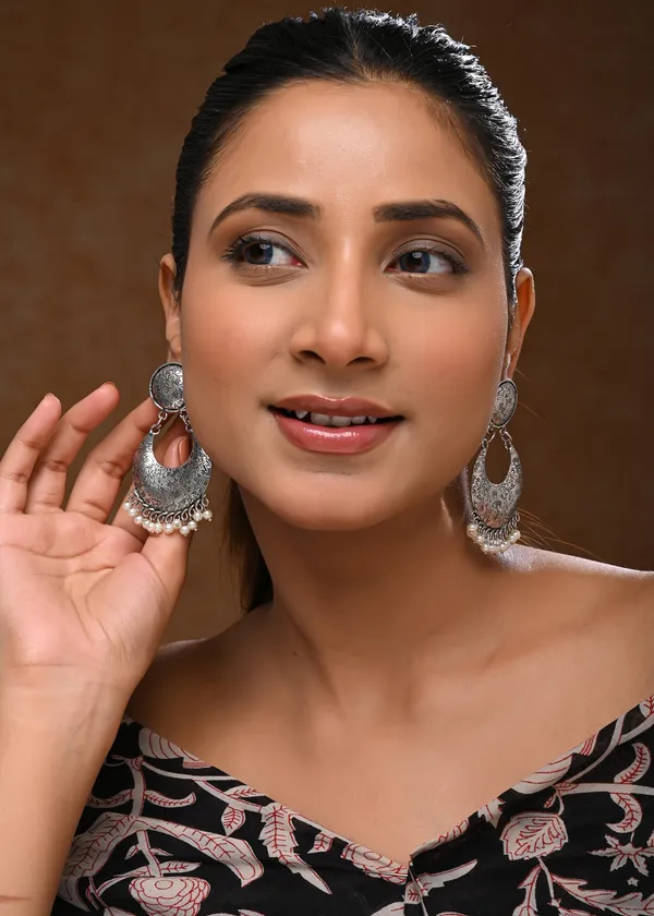 Oxidized_Silver-Toned_Engraved_Chandbali_Drop_Earrings_with_Pearl_Drops