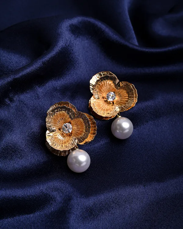 Gold-Toned_Textured_Floral_Stud_Earrings_with_Pearl_Drop