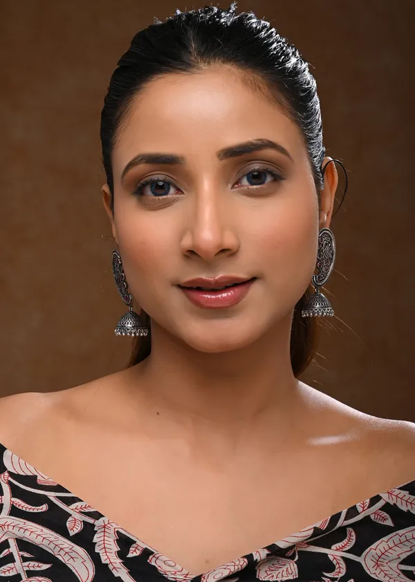 Oxidized_Silver-Toned_Ear_Cuff_Jhumka_with_Red_Stones_and_Peacock_Motif