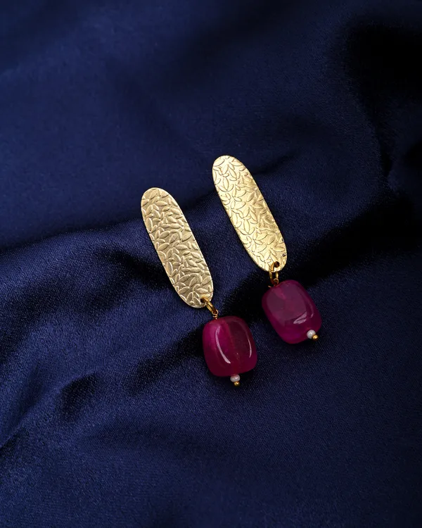 Gold-Toned_Textured_Bar_Drop_Earrings_with_Fuschia_Stone