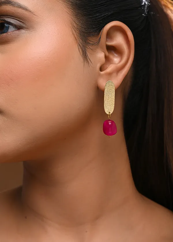 Gold-Toned_Textured_Bar_Drop_Earrings_with_Fuschia_Stone