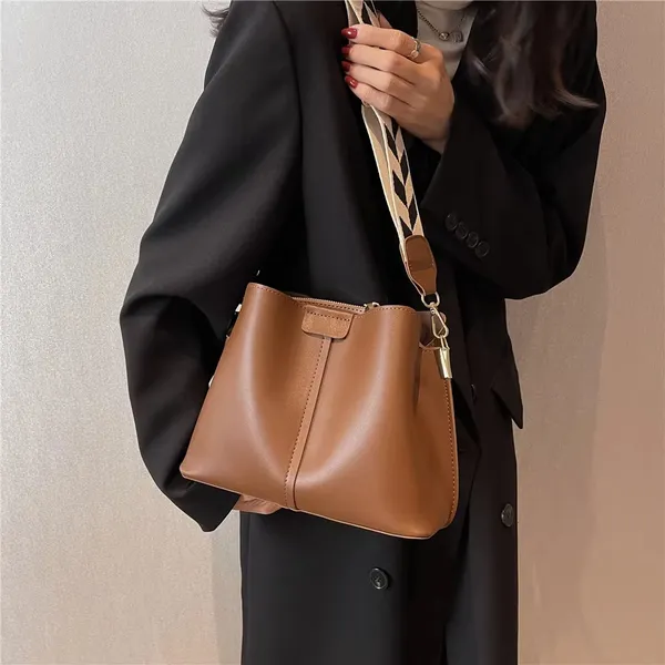 Tan_Luxury_Designer_Wide_Strap_Bucket_Small_Women_Handbags_Autumn_2025_Fashion_Simple_Large_Capacity_Ladies_Shoulder_Crossbody_Bags