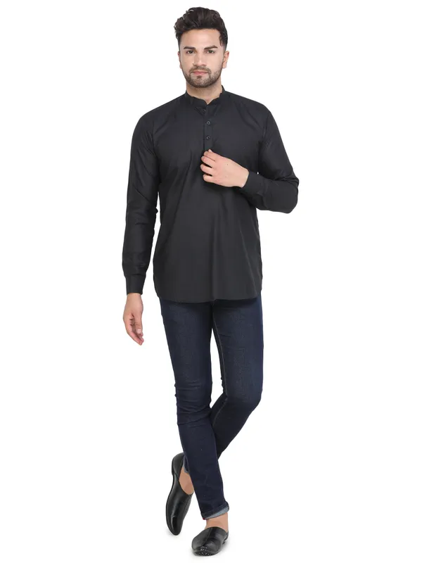 Black_Casual_Cotton_Short_Kurta_For_Men