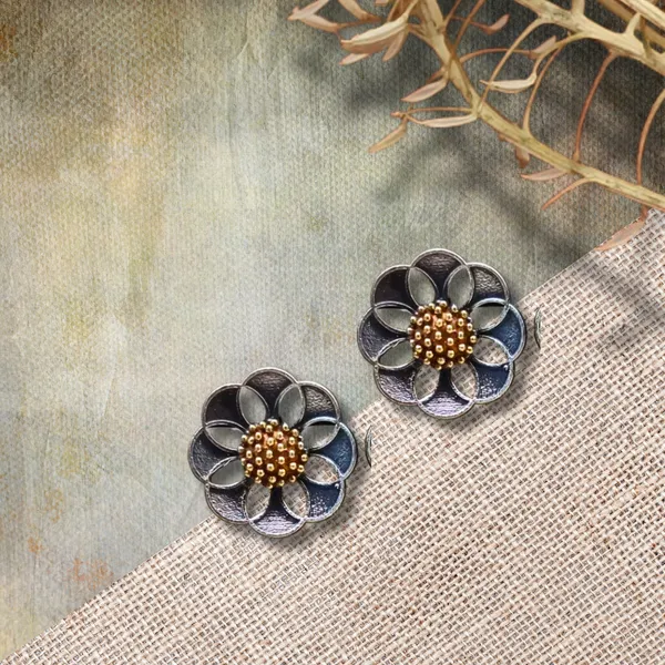Stylish_Floral_shape_Silver_Look_Alike_Dual_tone_Stud_for_Women_&_Girls