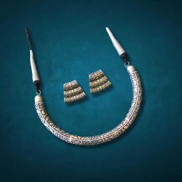 Silver_Silver_Look_Alike_Oxidized_Hasli_Necklace_Set_Crafted_With_Floral_Motif_For_Women_&_Girls