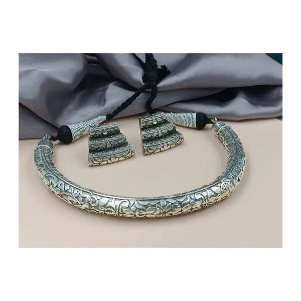 Silver_Silver_Look_Alike_Oxidized_Hasli_Necklace_Set_Crafted_With_Floral_Motif_For_Women_&_Girls