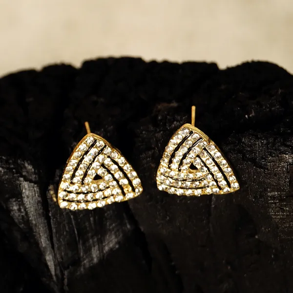 White_Triangle_Stud_Earrings_Fashion_Stud_Earrings_Korean_Earring_Fashion_Charm_Jewelry