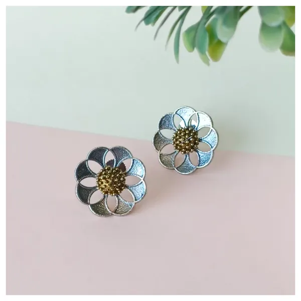 Stylish_Floral_shape_Silver_Look_Alike_Dual_tone_Stud_for_Women_&_Girls