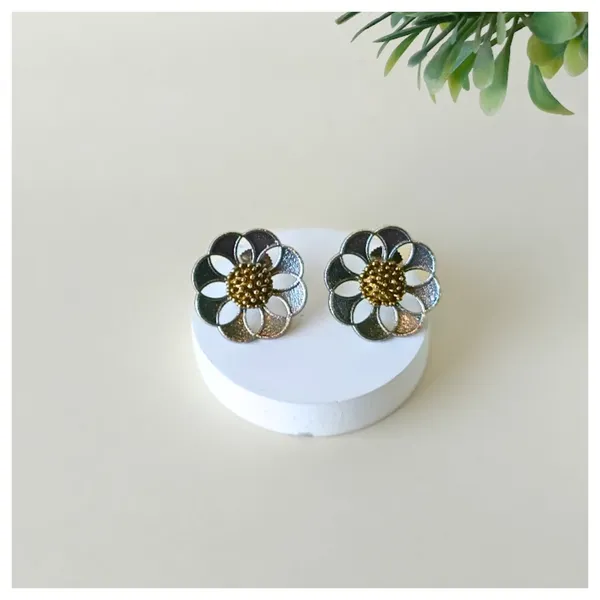 Stylish_Floral_shape_Silver_Look_Alike_Dual_tone_Stud_for_Women_&_Girls