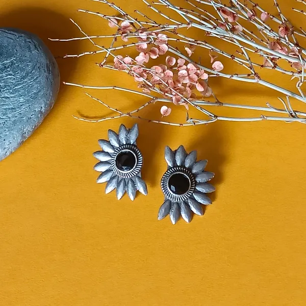 Black_Silver_Look_Alike_Half_Circle_Shape__Floral_Design_Stud_With_Black_Glass_Stone_For_Women_&_Girls