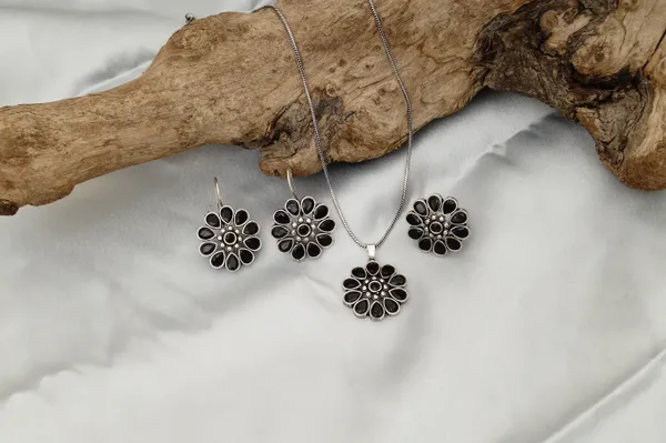 Black_Floral_Design_Oxidised_Necklace_Set_With_Earrings_&_Ring_Embossed_With_Black_Colour_Glass_Stone_For_Women_&_Girls
