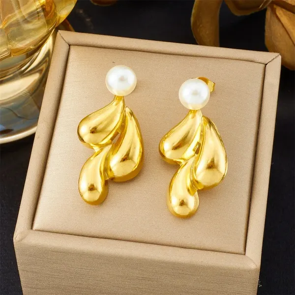 Elegant_Teardrop_Pearl_Pendant_&_Earring_Set_|_Stainless_Steel_Gold_Chain_|_blackbox_jewelleries