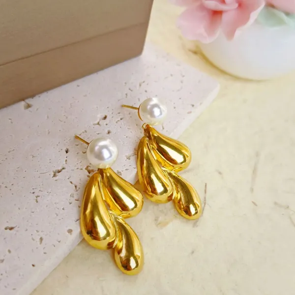 Elegant_Teardrop_Pearl_Pendant_&_Earring_Set_|_Stainless_Steel_Gold_Chain_|_blackbox_jewelleries