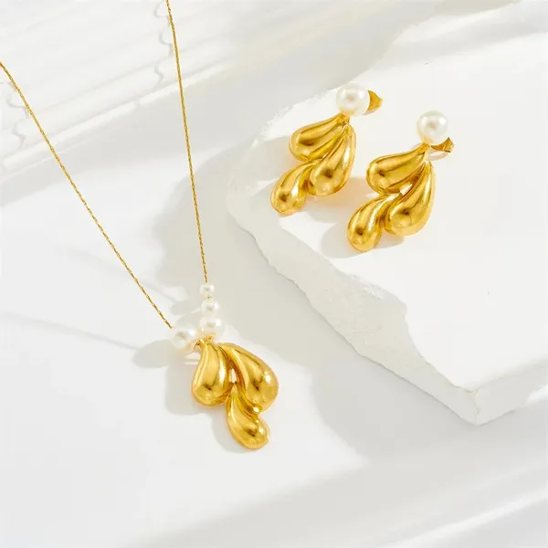 Elegant_Teardrop_Pearl_Pendant_&_Earring_Set_|_Stainless_Steel_Gold_Chain_|_blackbox_jewelleries