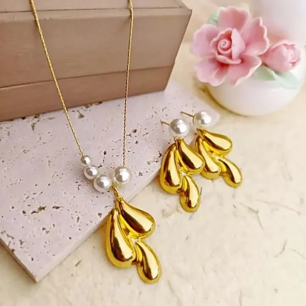 Elegant_Teardrop_Pearl_Pendant_&_Earring_Set_|_Stainless_Steel_Gold_Chain_|_blackbox_jewelleries