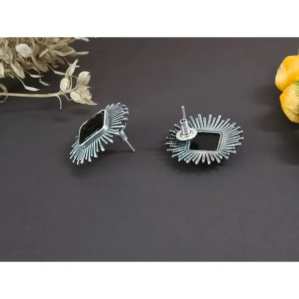 Black_Silver_Look_Alike_Sun_Rays_Style_Oxidised_Stud_With_Black_Square_Shape_Stud_For_Women_&_Girls
