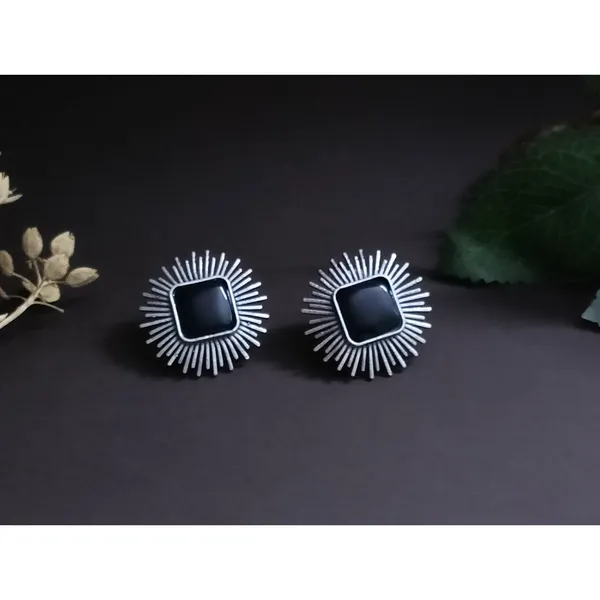 Black_Silver_Look_Alike_Sun_Rays_Style_Oxidised_Stud_With_Black_Square_Shape_Stud_For_Women_&_Girls