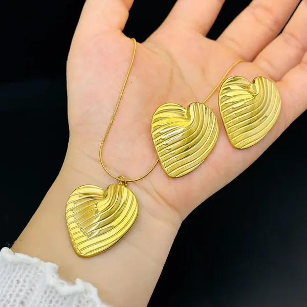 Stainless_Steel_Anti_Tarnish_Wavy_Stripe_Large_heart_necklace_earrings_set_for_Women_&_Girls