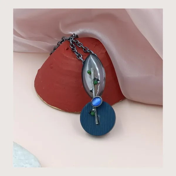 Blue_Western_Style_Circular_Wooden_&_Acrylic_Leaf_Shape_Pendant_Chain_For_Women_&_Girl