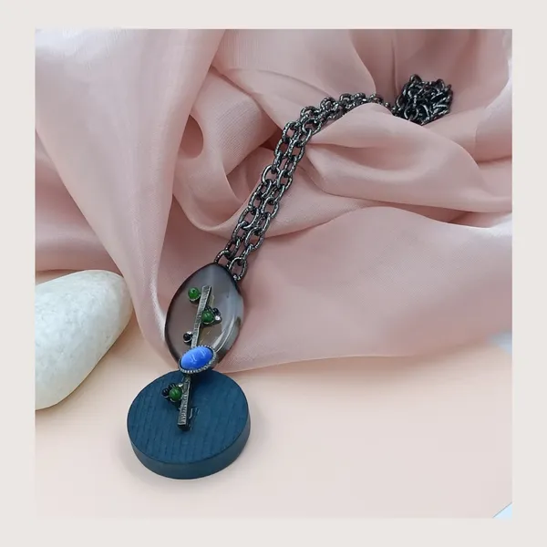 Blue_Western_Style_Circular_Wooden_&_Acrylic_Leaf_Shape_Pendant_Chain_For_Women_&_Girl