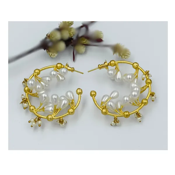High-quality_gold_plated_pearl_stud_earrings_for_Women_&_Girls