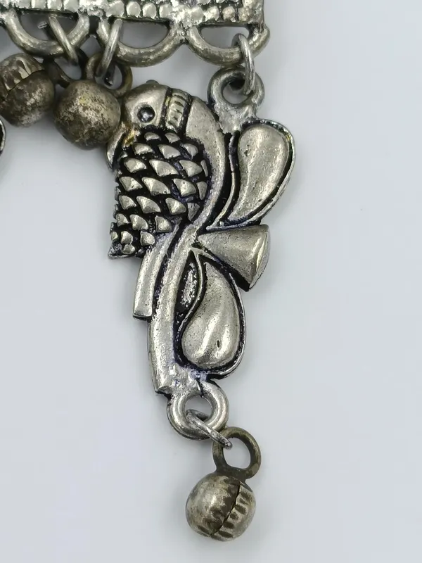 Maroon_Silver_Look_like_Fashionable_Antique_Pendant_Chain_Set_For_Women_And_Girls