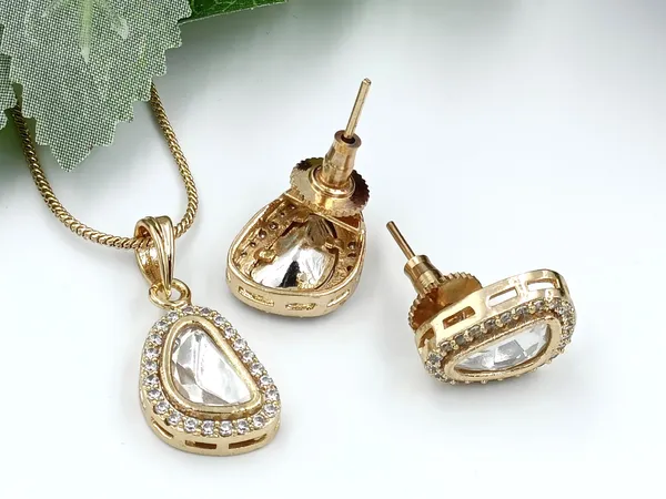 Gold_Irregular_Shape_Fashionable_Kundan_Pendant_Set_Studded_With_Zircon_For_Women_&_Girls