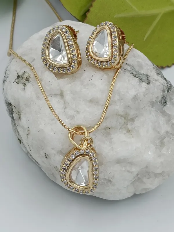 Gold_Irregular_Shape_Fashionable_Kundan_Pendant_Set_Studded_With_Zircon_For_Women_&_Girls