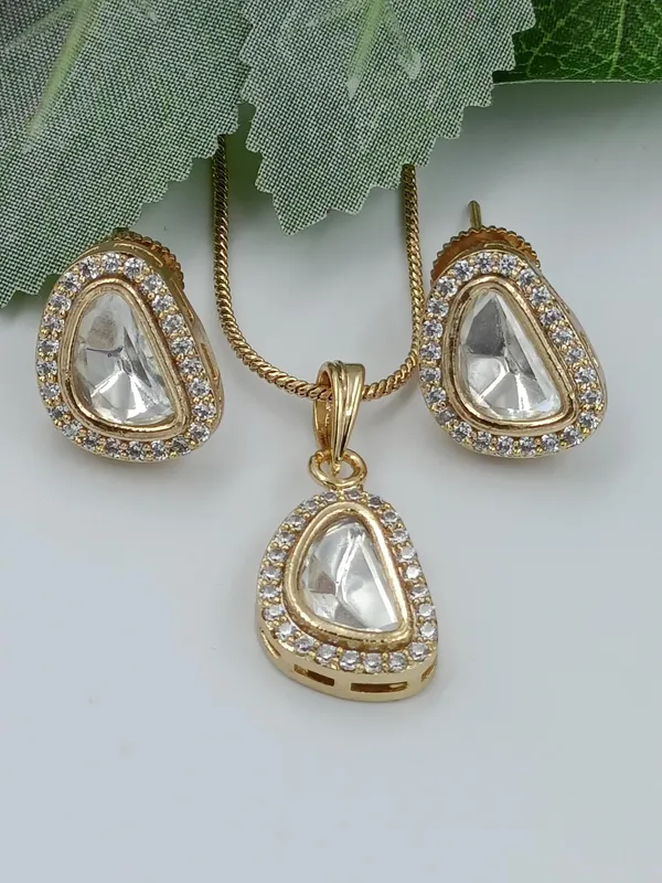 Gold_Irregular_Shape_Fashionable_Kundan_Pendant_Set_Studded_With_Zircon_For_Women_&_Girls