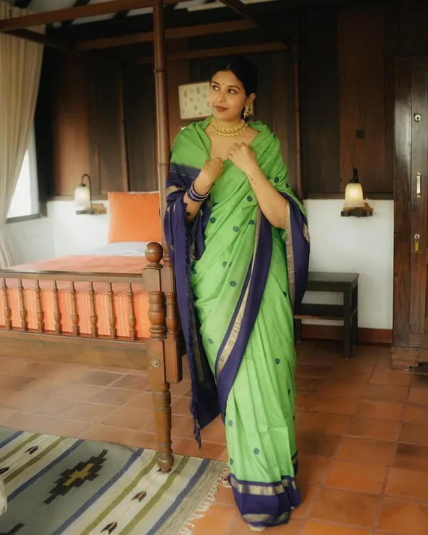 Green_Jacquard_Pure_Silk_Saree_With_Unstitched_Blouse_With_Satin_Silk_Unstitched_Blouse_For_Women
