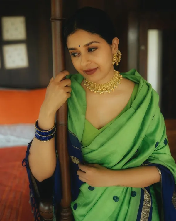 Green_Jacquard_Pure_Silk_Saree_With_Unstitched_Blouse_With_Satin_Silk_Unstitched_Blouse_For_Women