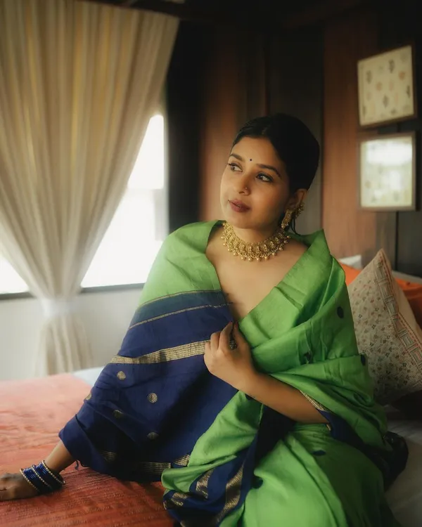 Green_Jacquard_Pure_Silk_Saree_With_Unstitched_Blouse_With_Satin_Silk_Unstitched_Blouse_For_Women