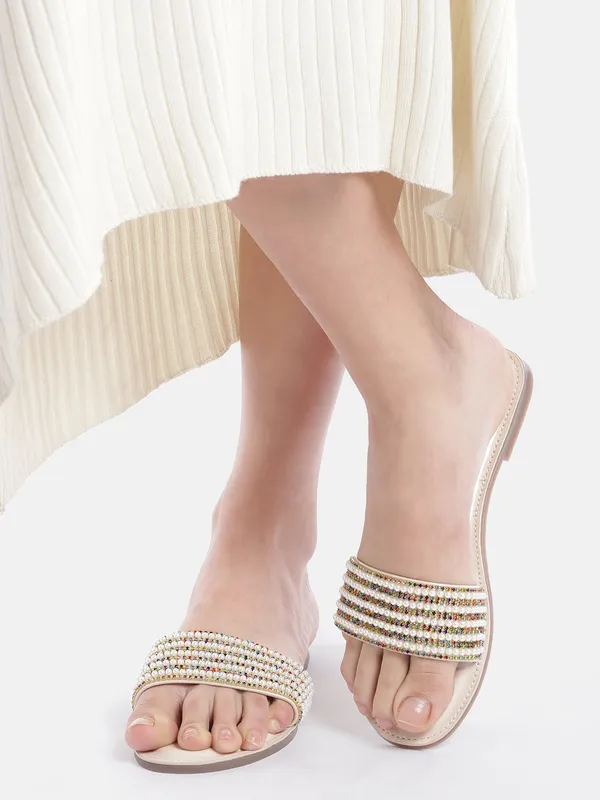 Cream_Synthetic_Stone_And_Pearl_Embellished_Flat_Sandal_For_Women