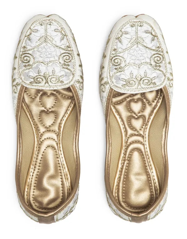 White_Fabric_And_Foam_With_Zari_And_Aari_Work_Handmade_Wedding_Punjabi_Jutti_For_Women