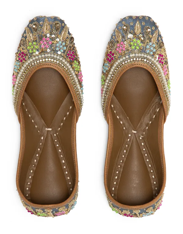 Grey_Punjabi_Jutti_for_Women_with_Dabka_Leather_Lining