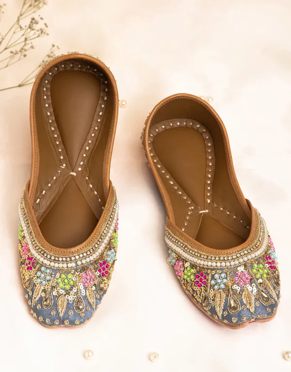 Grey_Punjabi_Jutti_for_Women_with_Dabka_Leather_Lining